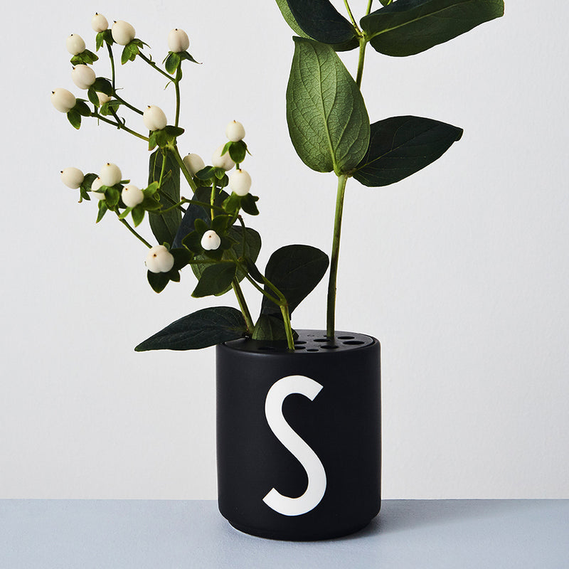Design Letters - AJ Porzellan Becher A-Z | S / schwarz