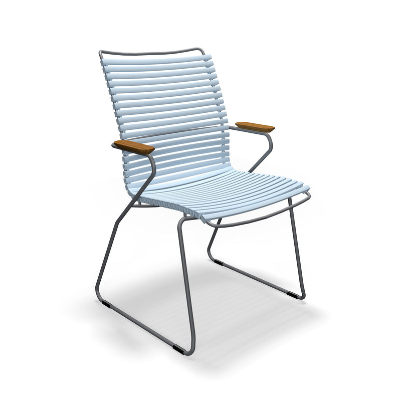 HOUE - CLICK Outdoor Dining Armlehnstuhl mit hoher Lehne | hellblau