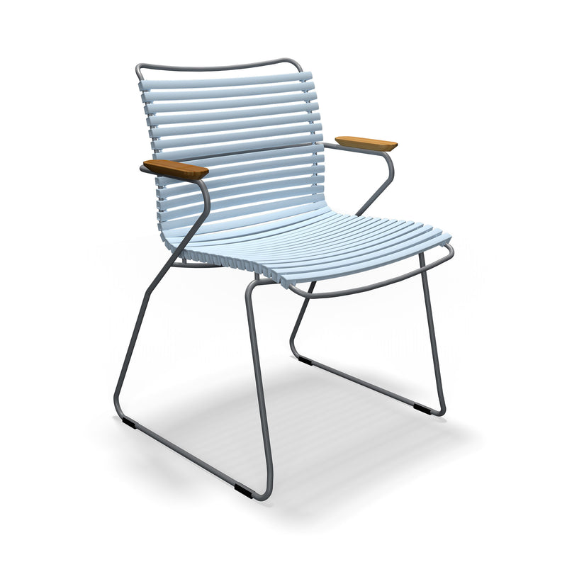 HOUE - CLICK Outdoor Dining Armlehnstuhl mit niedriger Lehne | hellblau