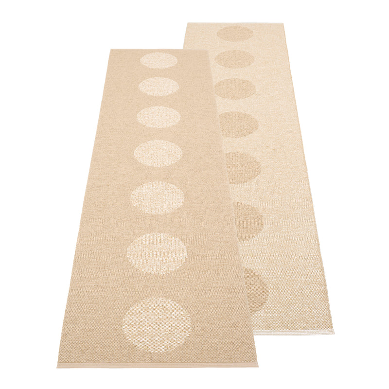 Pappelina - Vera Wendeteppich 2.0 (Bio Edition) | 70 x 280 cm / beige/beige metallic