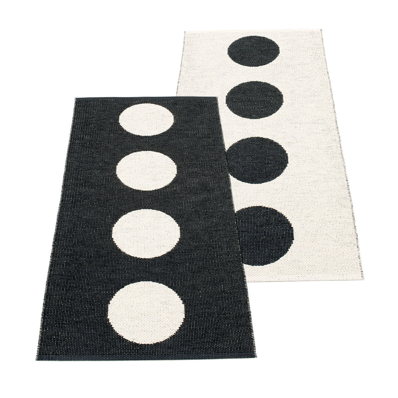 Pappelina - Vera Wendeteppich (70 cm) | 70 x 150 cm / black/vanilla