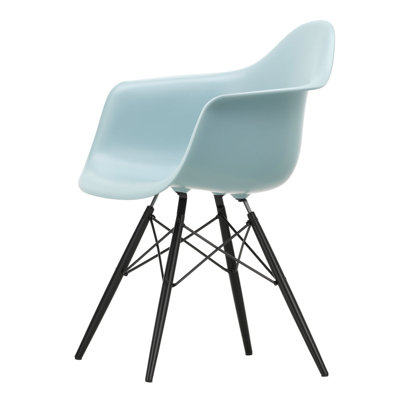 Vitra - Eames Plastic Armchair DAW RE | eisgrau RE / Ahorn schwarz