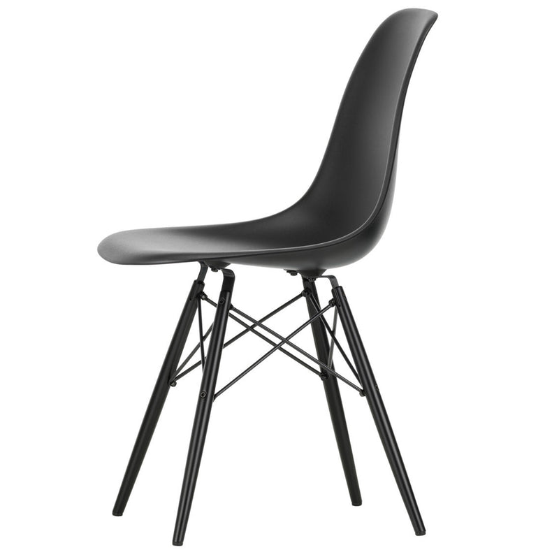 Vitra - Eames Plastic Side Chair DSW RE | tiefschwarz RE / Ahorn schwarz