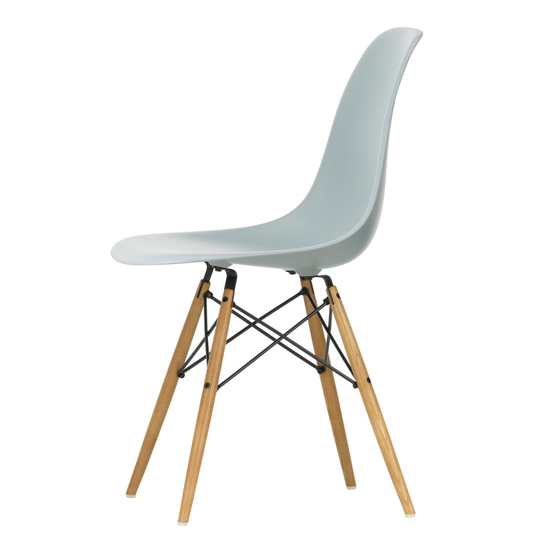 Vitra - Eames Plastic Side Chair DSW RE | hellgrau RE / Esche honigfarben