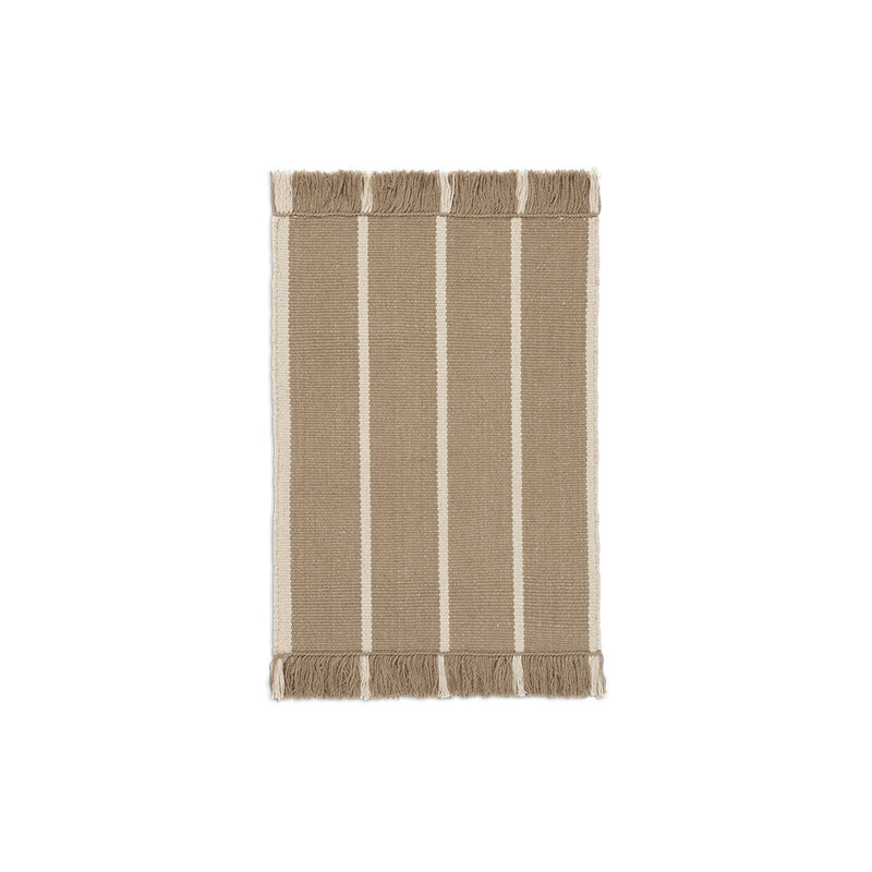 Ferm Living - Calm Kelim Fußmatte | dark sand/off-white