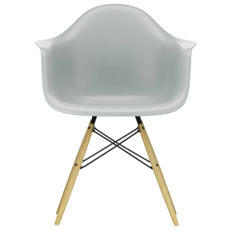 Vitra - Eames Plastic Armchair DAW RE | hellgrau RE / Esche honigfarben