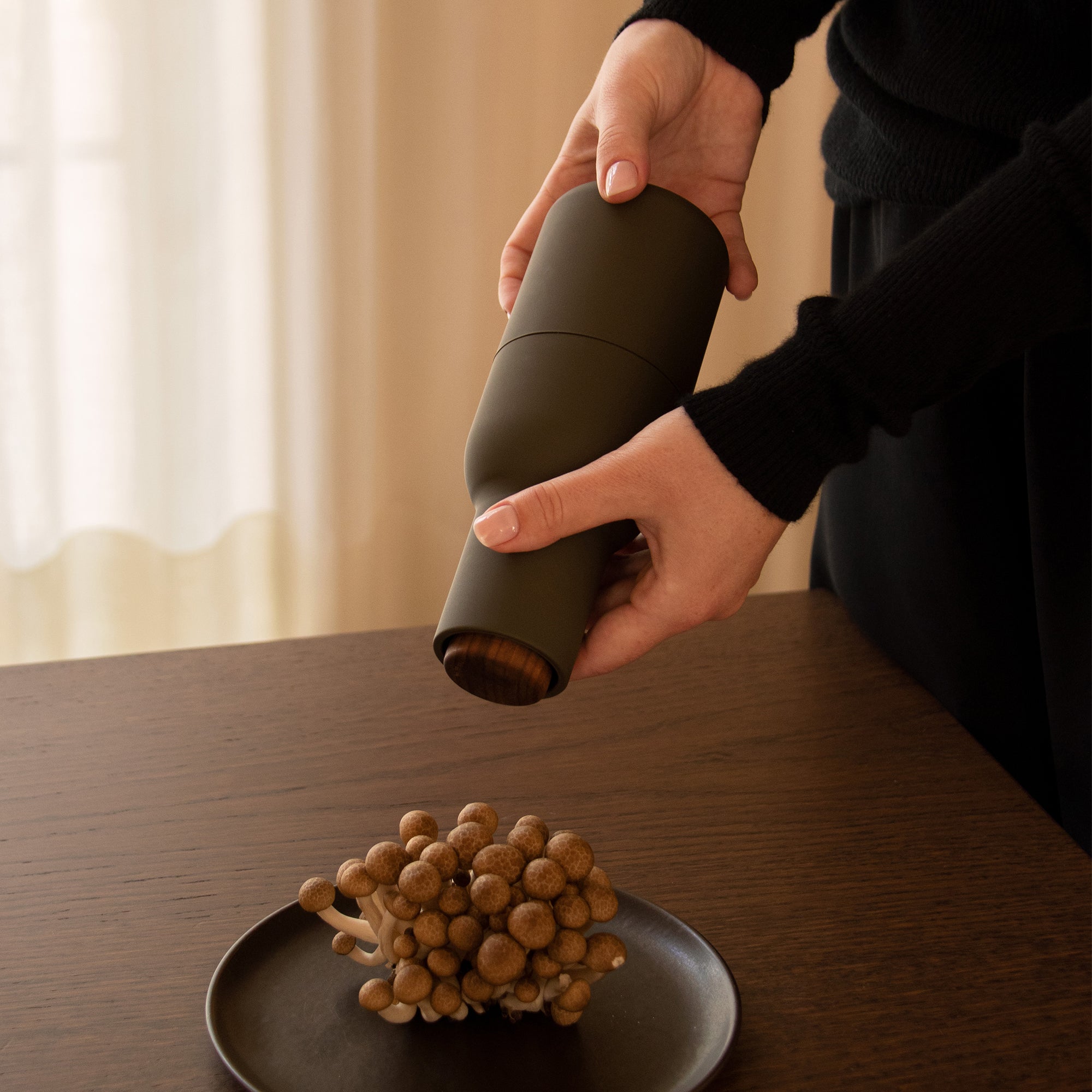 Audo - Bottle Grinder Salz- und Pfeffermühle | Walnuss / ash/carbon