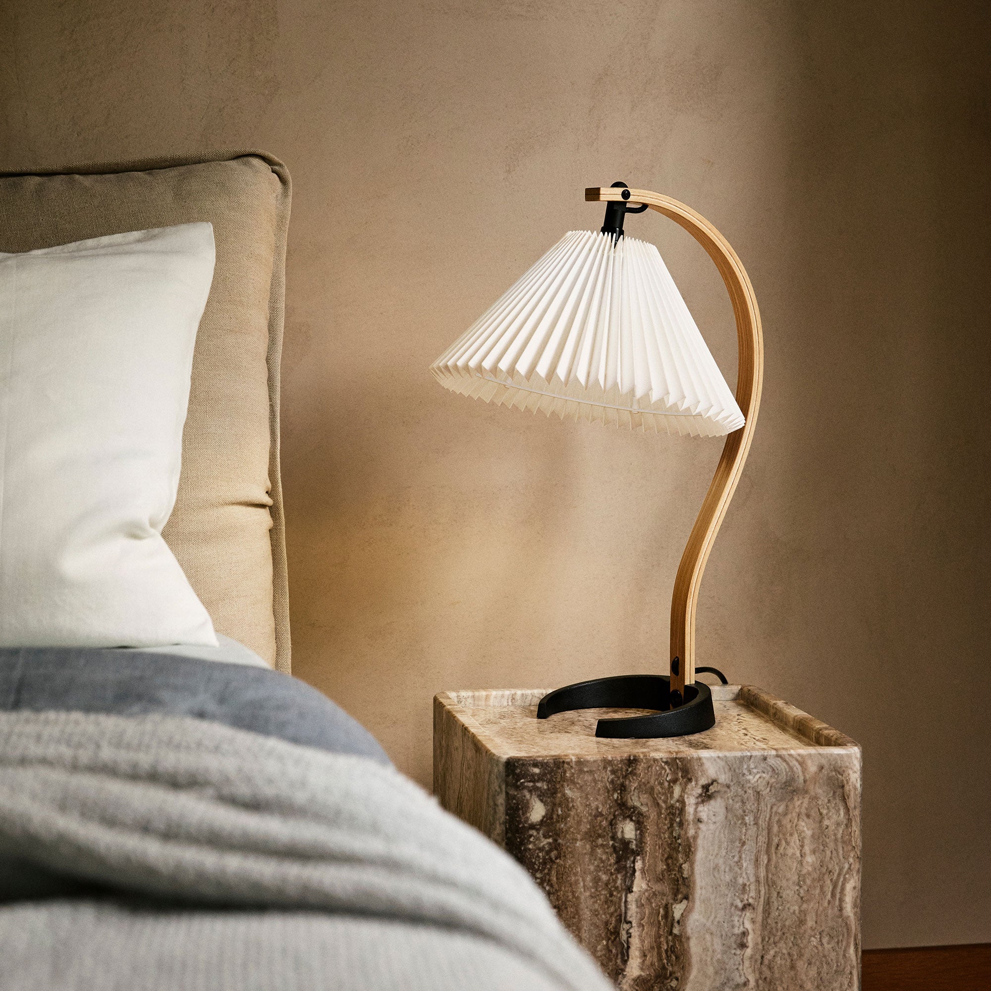 Gubi - Timberline Tischleuchte | 