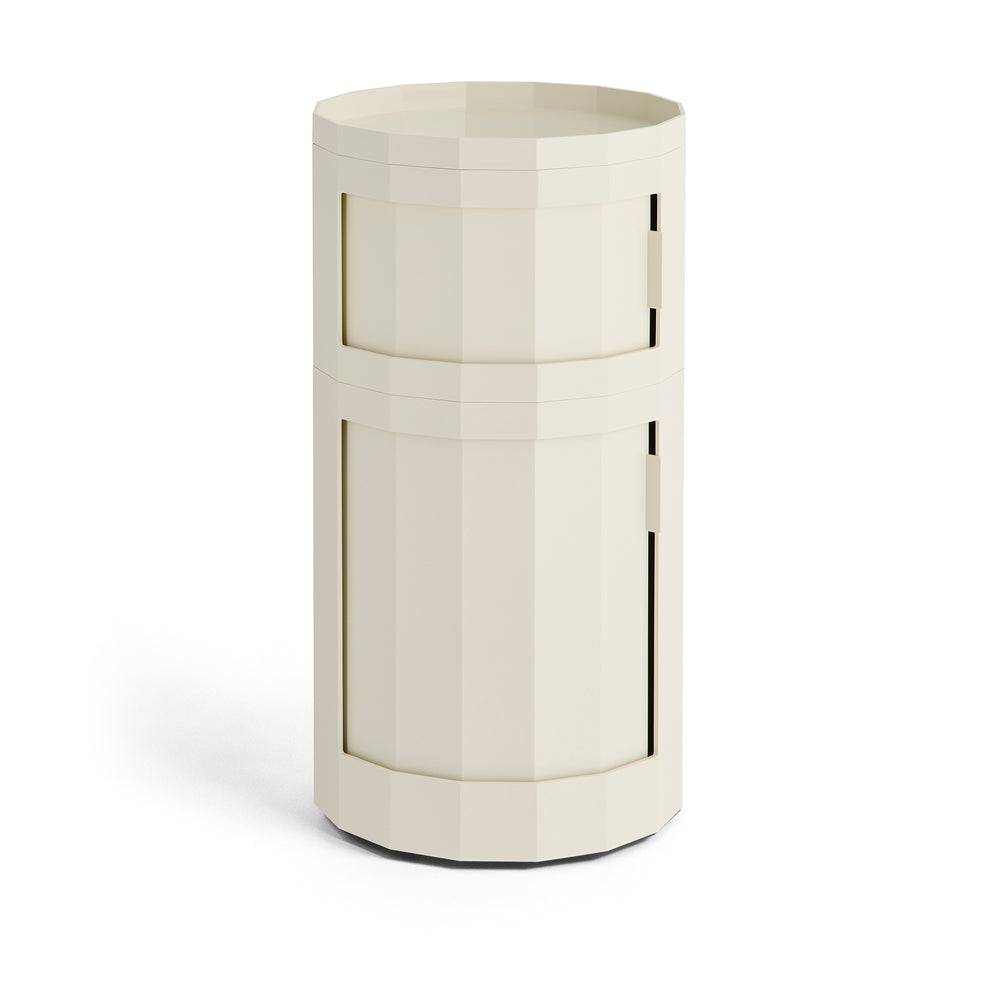 HAY - Facet Cabinet mit Füßen und Rollen | 110 cm / eggshell