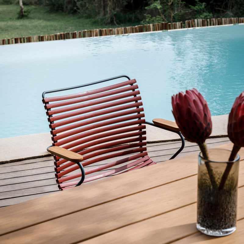 HOUE - CLICK Outdoor Dining Armlehnstuhl mit niedriger Lehne | Paprika