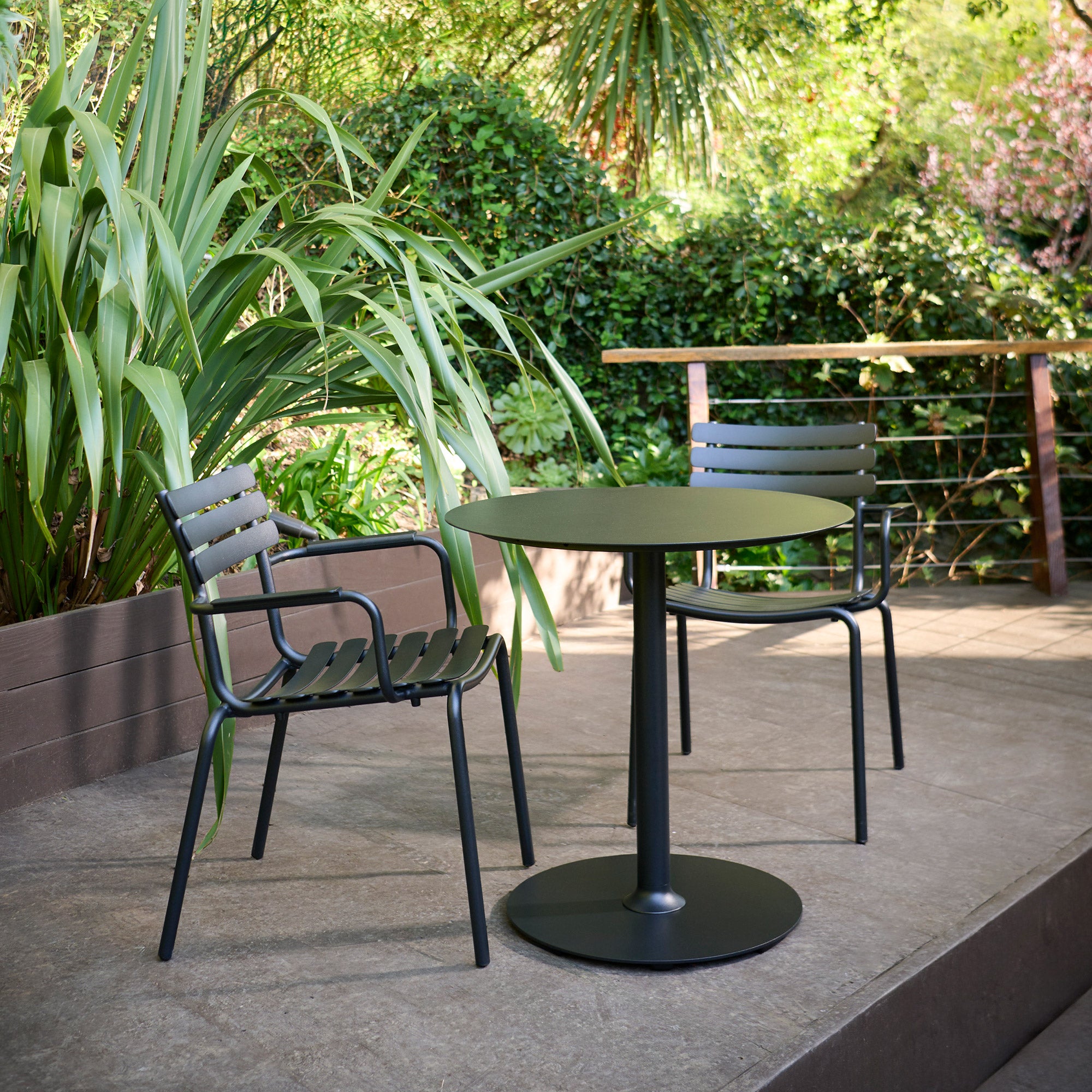 HOUE - Pico Gartentisch Ø 74 cm | schwarz / rund