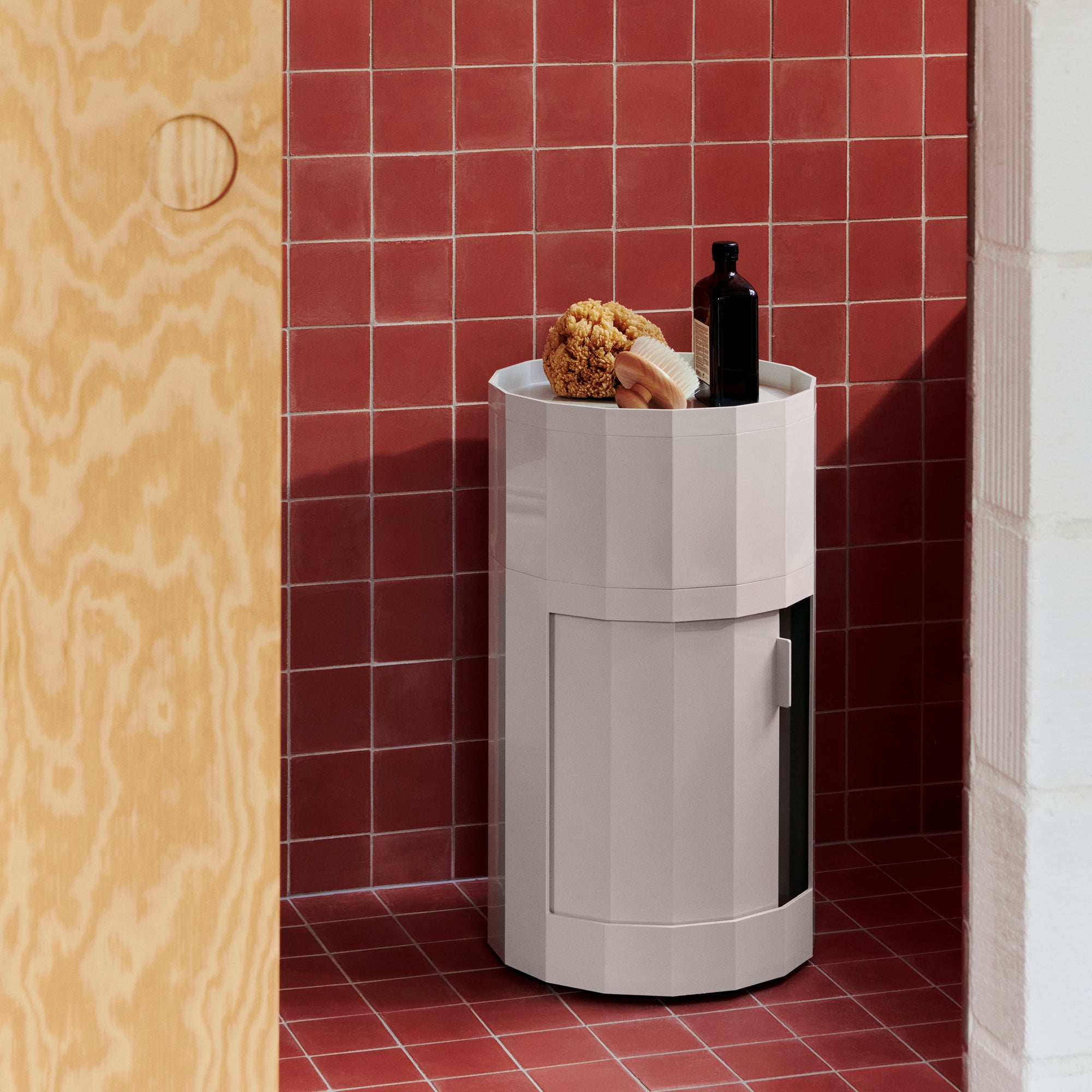 HAY - Facet Cabinet mit Füßen und Rollen | hoch / eggshell