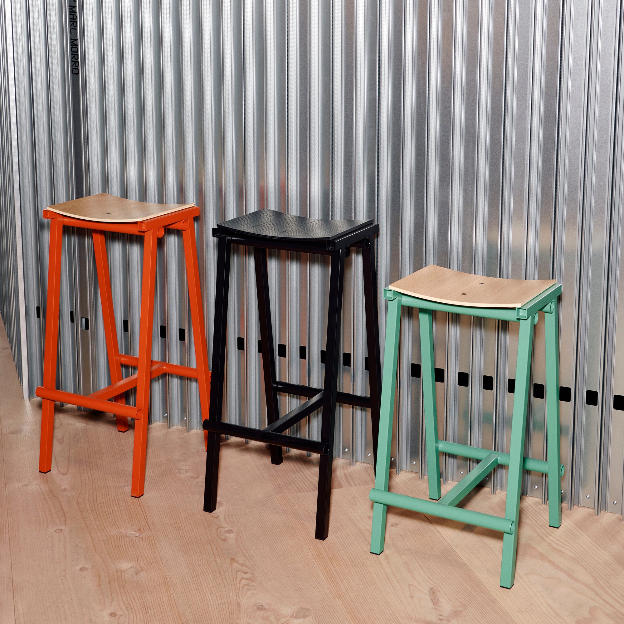 HAY - Taburete 8 Barhocker | hoch / schwarz / Eiche schwarz, hoch / eggshell / Eiche natur, hoch / signal red / Eiche natur, hoch / jade / Eiche natur, niedrig / schwarz / Eiche schwarz, niedrig / eggshell / Eiche natur, niedrig / signal red / Eiche natur, niedrig / jade / Eiche natur