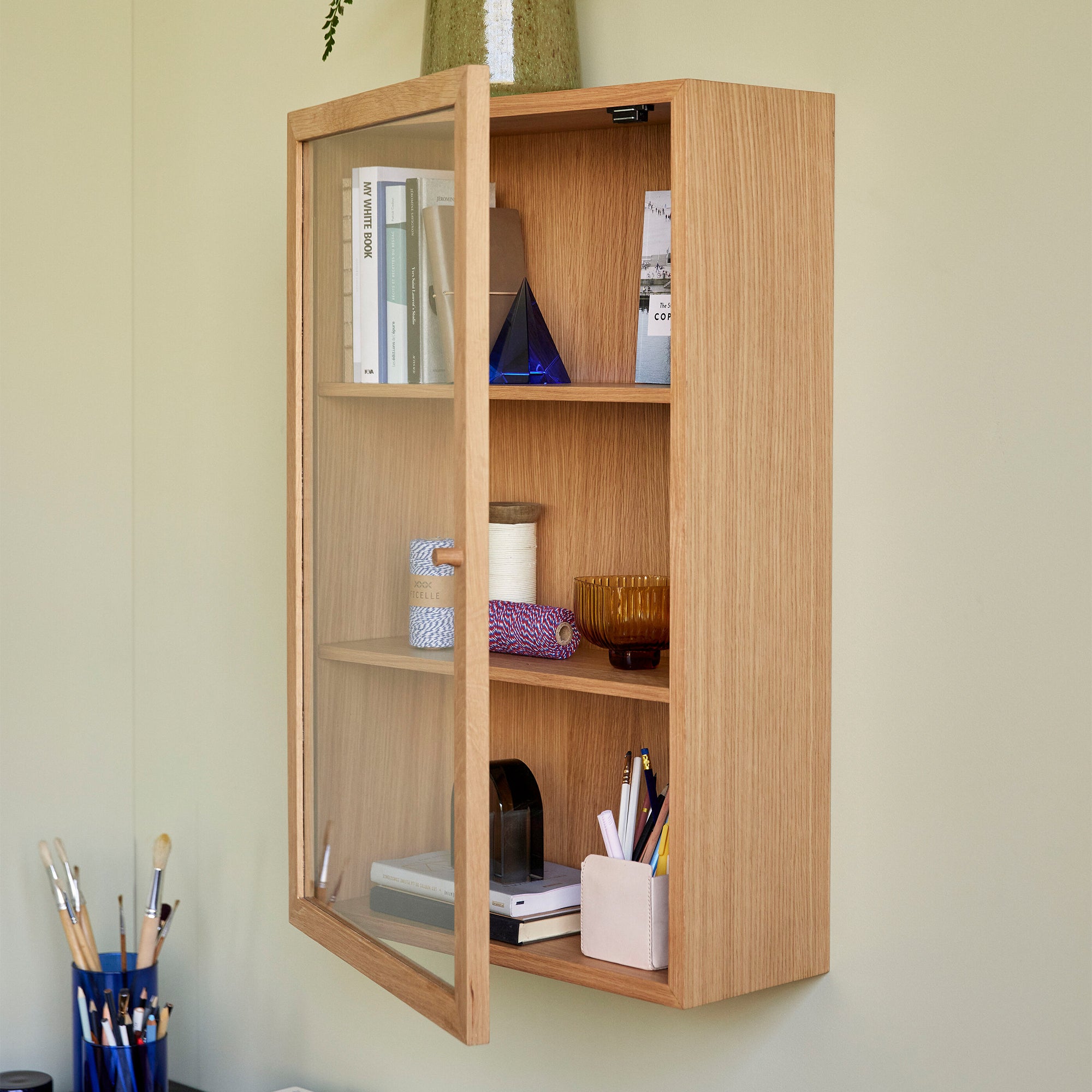 Hübsch Interior - Wandschrank mit Glastür