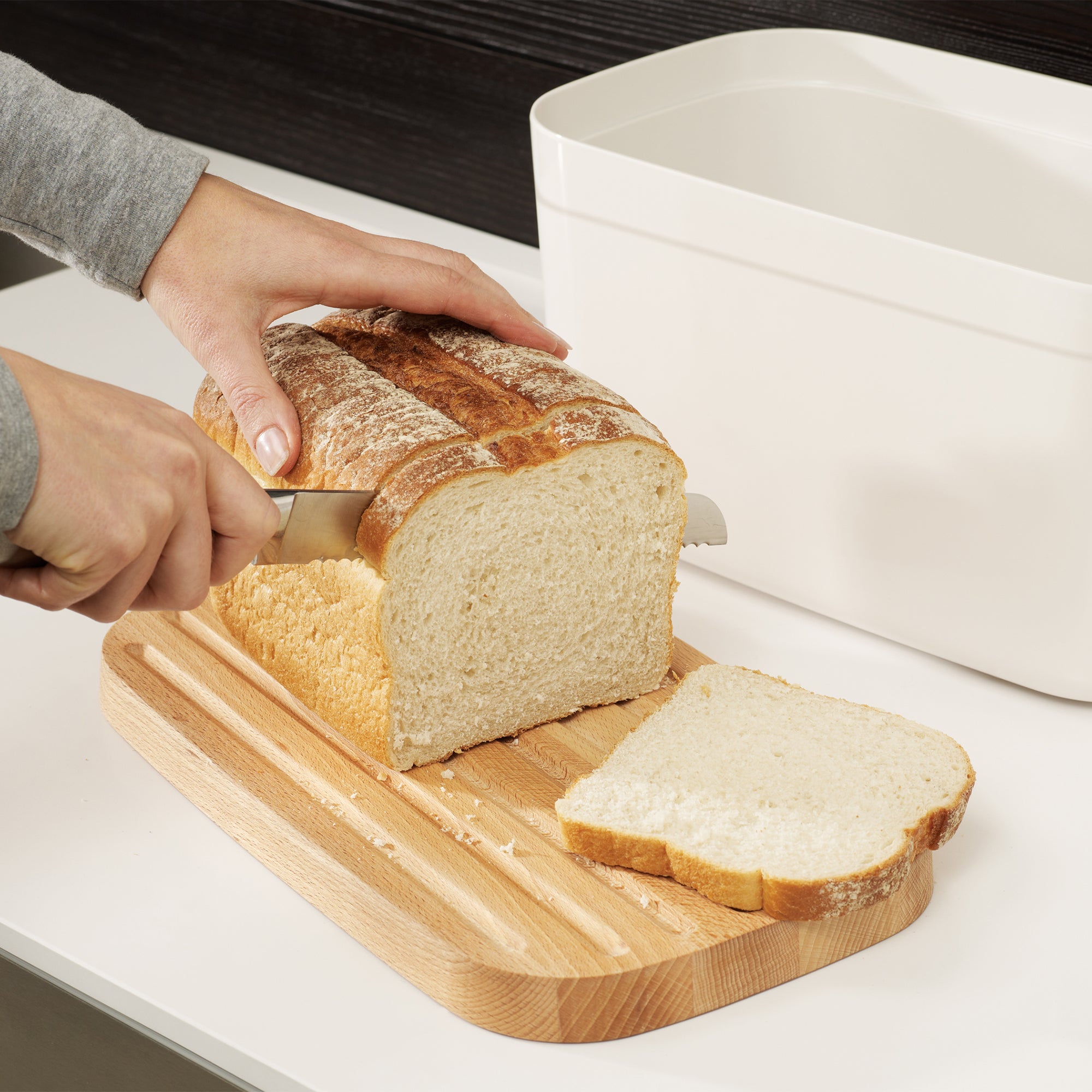 Joseph Joseph - Bread Bin Brotkorb mit Schneidebrettdeckel