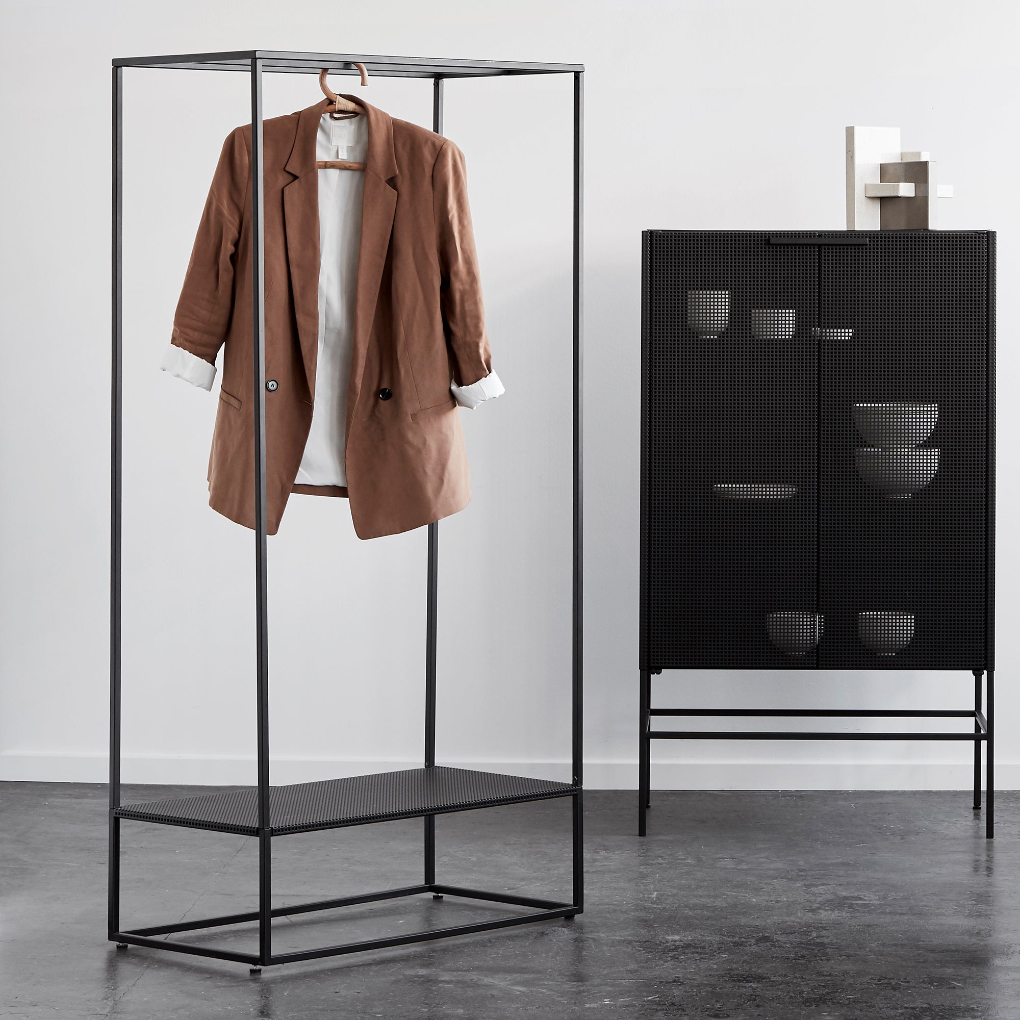 Kristina Dam Studio - Grid Garderobe | schwarz