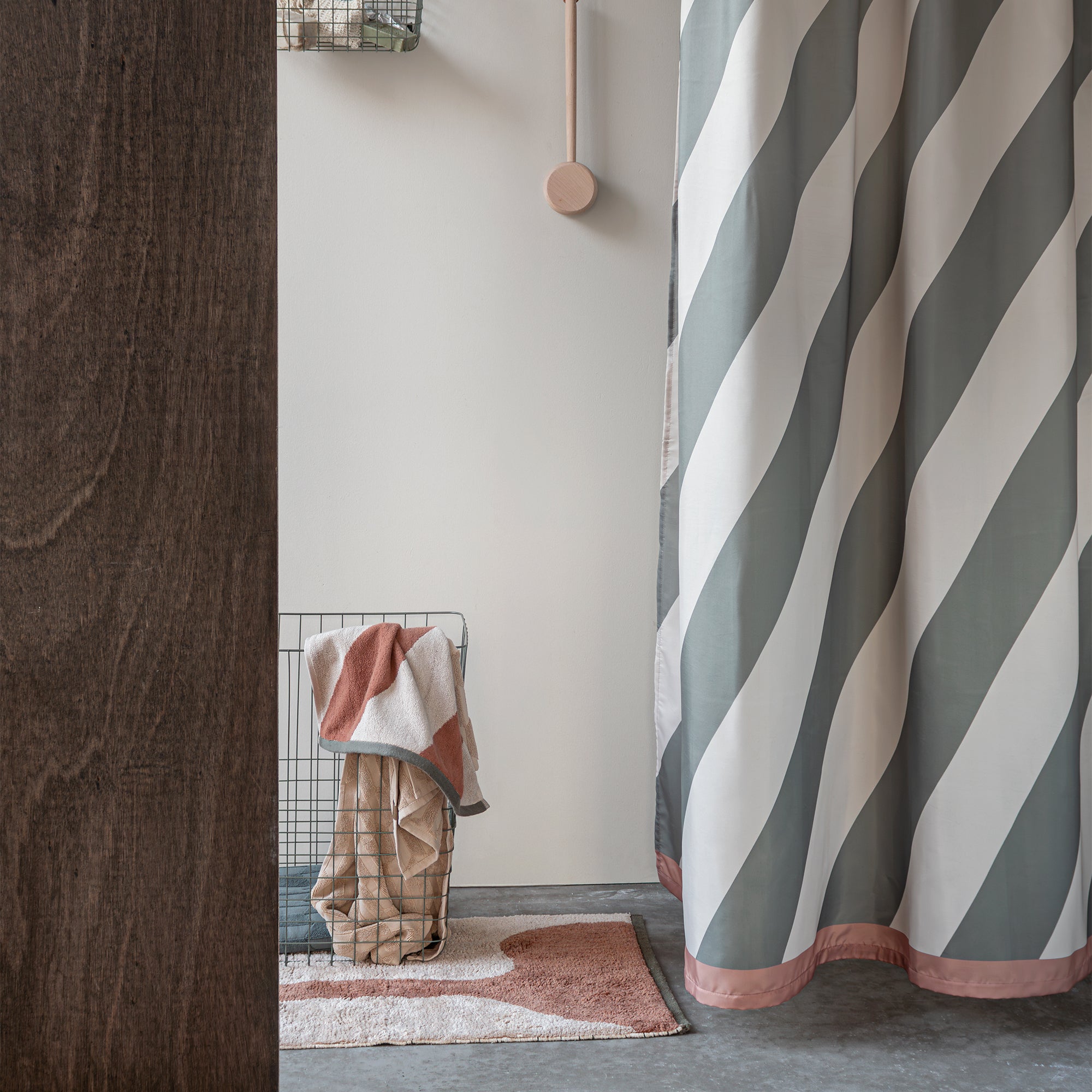 Mette Ditmer - Diagonal Duschvorhang | dark olive