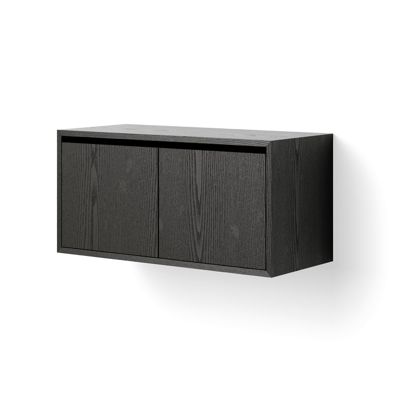 New Works - Hängeschrank mit Türen | Esche schwarz / niedrig