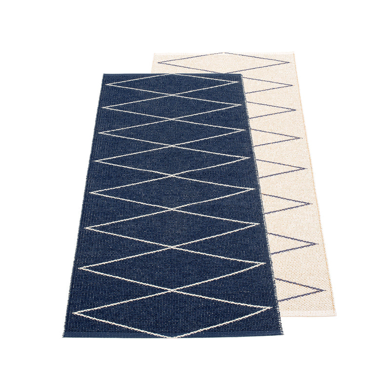 Pappelina - Max Wendeteppich (70 cm) | 70 x 160 cm / dark blue/vanilla