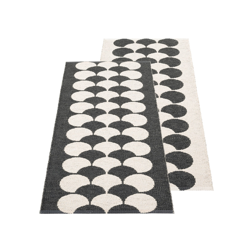 Pappelina - Poppy Teppich | 70 x 150 cm / schwarz