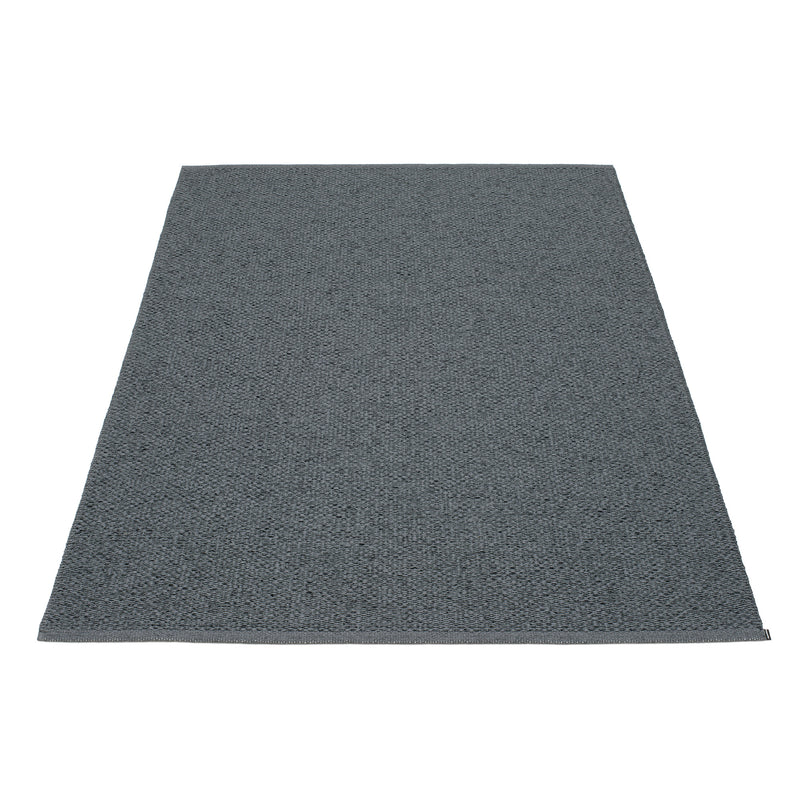 Pappelina - Svea Teppich (140 cm) | granit/black metallic