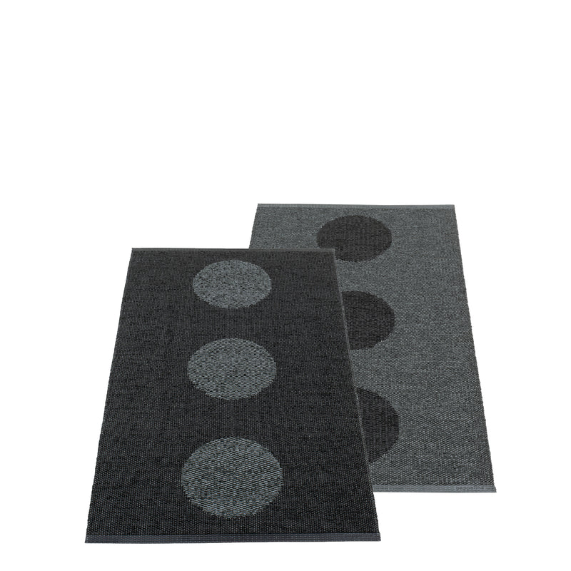 Pappelina - Vera Wendeteppich 2.0 (Bio Edition) | 70 x 120 cm / black/black metallic
