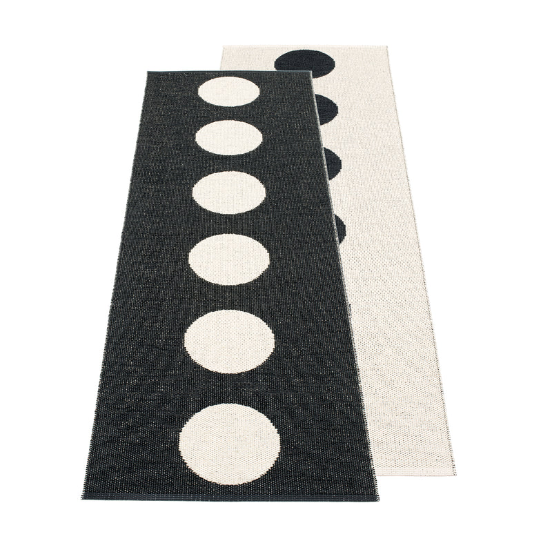 Pappelina - Vera Wendeteppich (70 cm) | 70 x 225 cm / black/vanilla
