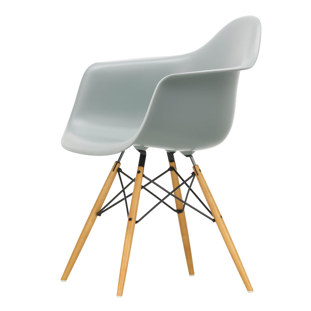 Vitra - Eames Plastic Armchair DAW RE | hellgrau RE / Ahorn gelblich
