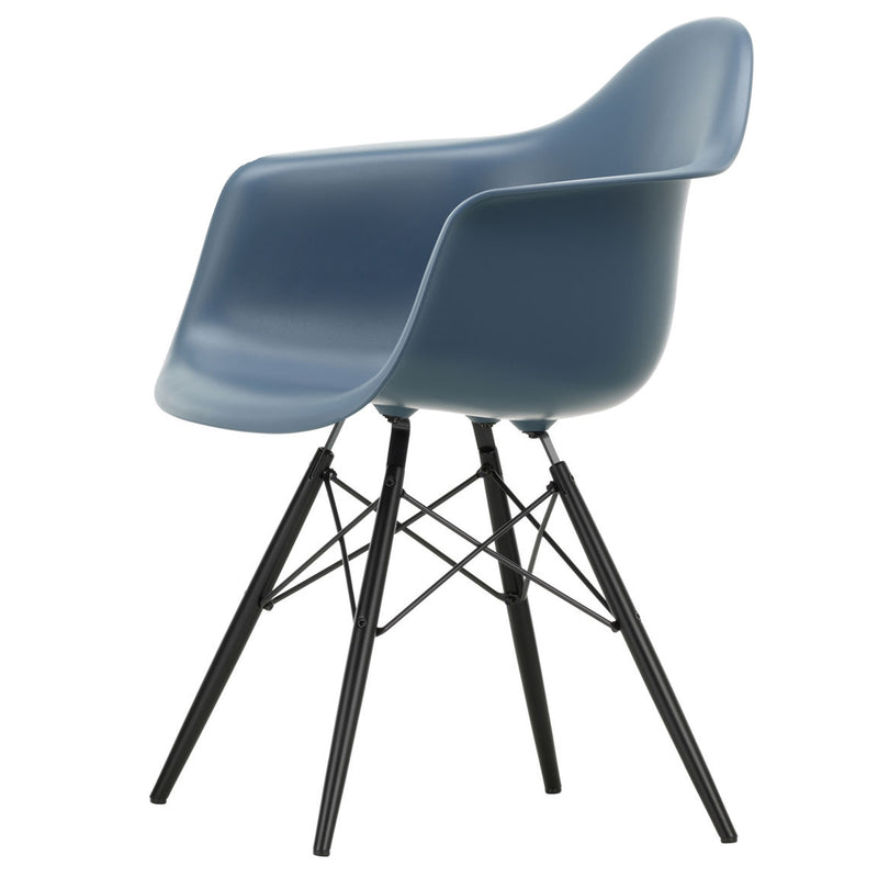 Vitra - Eames Plastic Armchair DAW RE | meerblau RE / Ahorn schwarz
