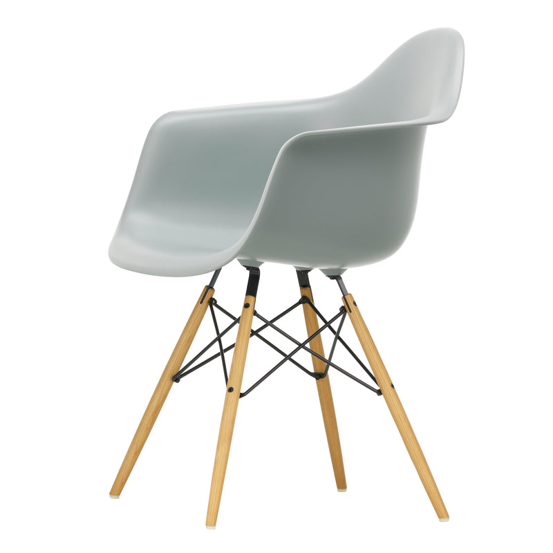 Vitra - Eames Plastic Armchair DAW RE | hellgrau RE / Esche honigfarben