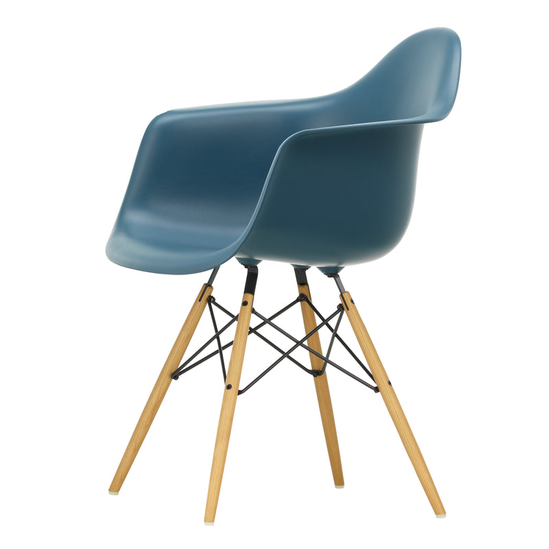 Vitra - Eames Plastic Armchair DAW RE | meerblau RE / Esche honigfarben