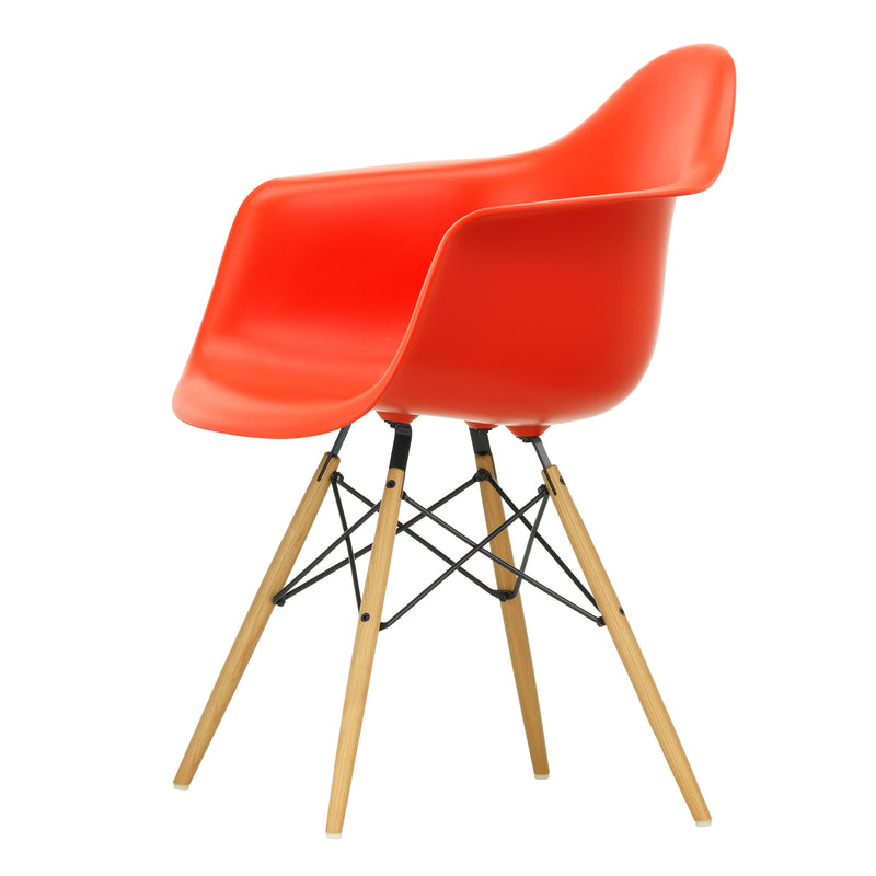 Vitra - Eames Plastic Armchair DAW RE | poppy red RE / Esche honigfarben