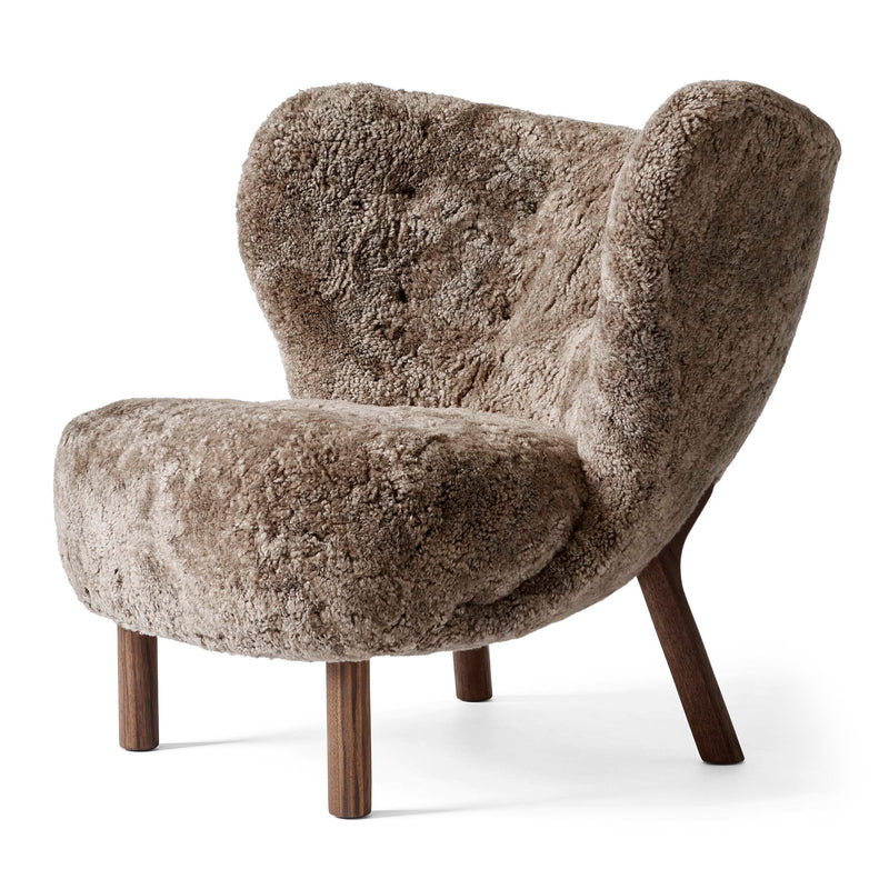 &amp;Tradition - Little Petra Lounge Chair | Schaffell Sahara / ohne Pouf / Walnuss
