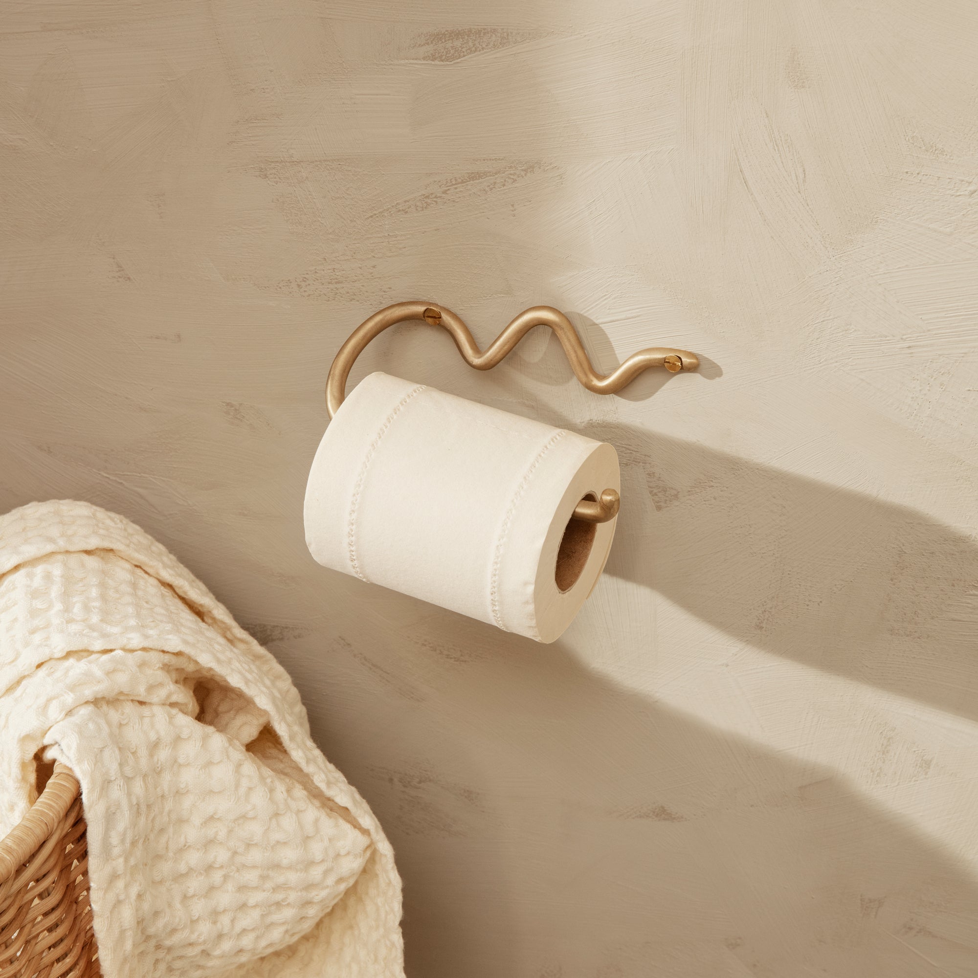 Ferm Living - Curvature Toilettenpapierhalter | Messing